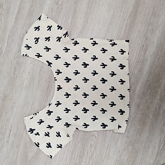 ✨️Cute Forever21 Allover Cactus Short Sleeve Crop Top Size Small - Picture 6 of 6